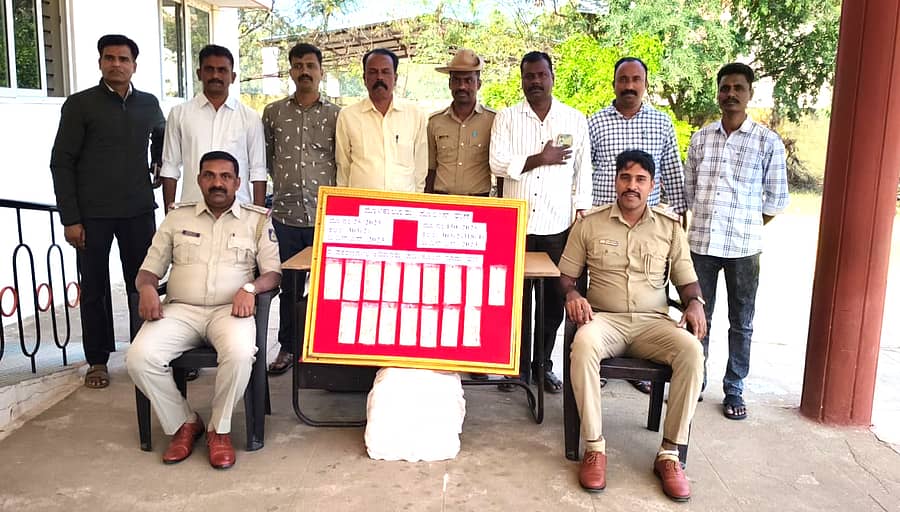 ಮೊಳಕಾಲ್ಮುರು ಪೊಲೀಸರು ಕಳ್ಳನನ್ನು ಬಂಧಿಸಿ ವಶಪಡಿಸಿಕೊಂಡಿರುವ ನಗದು