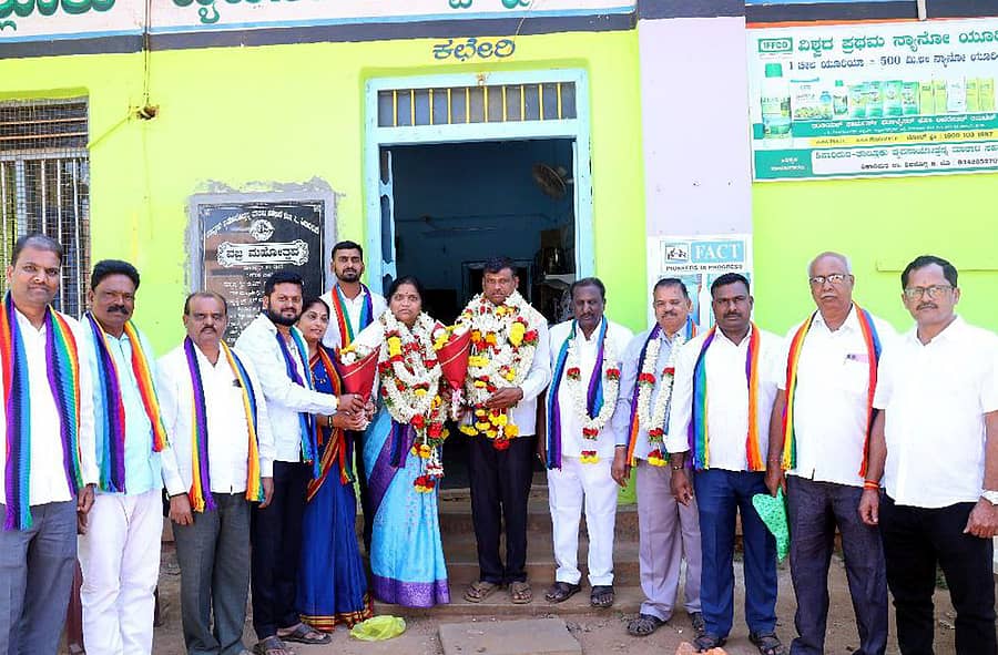 ಶಿಕಾರಿಪುರದ ಟಿಎಪಿಸಿಎಂಎಸ್ ನೂತನ ಅಧ್ಯಕ್ಷರಾಗಿ ವೈ.ಆರ್.ಸುನಿತಾ, ಉಪಾಧ್ಯಕ್ಷರಾಗಿ ಸುರೇಶ್ ನಿಂಬೆಗೊAದಿ ಆಯ್ಕೆಯಾಗಿದ್ದು ನಿರ್ದೇಶಕರುಗಳು ಅಭಿನಂದಿಸಿದರು.