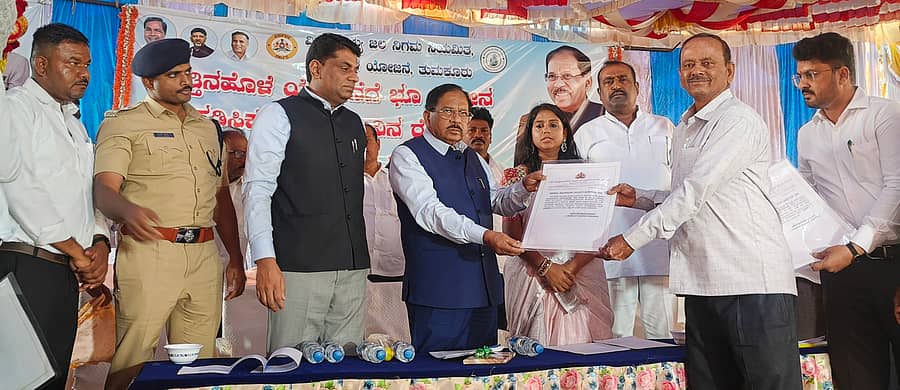 ಕೊರಟೆಗೆರೆ ತಾಲ್ಲೂಕಿನ ಜಟ್ಟಿಅಗ್ರಹಾರದಲ್ಲಿ ಎತ್ತಿನಹೊಳೆ ಯೋಜನೆಯಿಂದ ಜಮೀನು ಕಳೆದುಕೊಂಡ ರೈತರಿಗೆ ಸಚಿವ ಪರಮೇಶ್ವರ ಪರಿಹಾರದ ಚೆಕ್ ವಿತರಿಸಿದರು