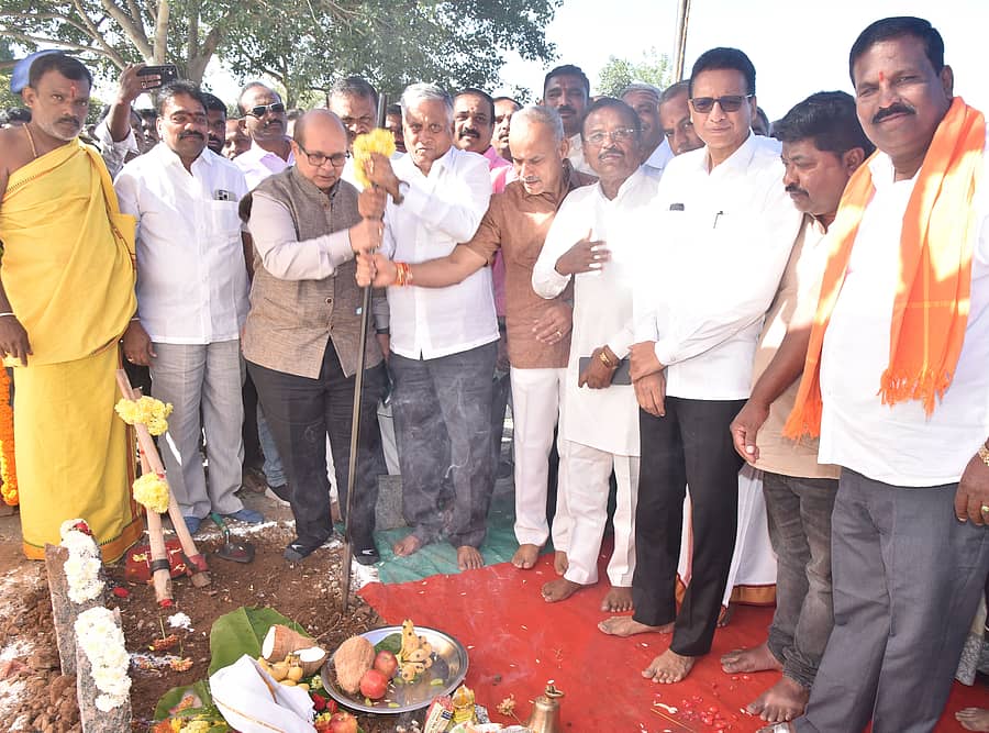 ತುಮಕೂರು ಹೊರ ವಲಯದ ಪಂಡಿತನಹಳ್ಳಿ ಗೇಟ್ ಬಳಿ ಶನಿವಾರ ರೈಲ್ವೆ ಮೇಲು ಸೇತುವೆ ನಿರ್ಮಾಣಕ್ಕೆ ಸಚಿವ ವಿ.ಸೋಮಣ್ಣ ಭೂಮಿ ಪೂಜೆ ನೆರವೇರಿಸಿದರು. ಶಾಸಕರಾದ ಬಿ.ಸುರೇಶ್ಗೌಡ, ಜಿ.ಬಿ.ಜ್ಯೋತಿಗಣೇಶ್ ಇತರರು ಭಾಗವಹಿಸಿದ್ದರು