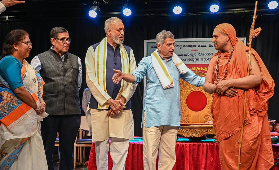 <div class="paragraphs"><p>ಶ್ರೀ ಸೋಂದಾ ಸ್ವರ್ಣವಲ್ಲಿ ಮಠದ ಗಂಗಾಧರೇಂದ್ರ ಸರಸ್ವತೀ ಸ್ವಾಮೀಜಿ ನೇತೃತ್ವದಲ್ಲಿ ನಡೆದ ಜನಜಾಗೃತಿ ಚಿಂತನ ಮಂಥನ ಕಾರ್ಯಕ್ರಮದಲ್ಲಿ ತೇಜಸ್ವಿನಿ ಅನಂತಕುಮಾರ್, ಅಶೋಕ ಹಾರನಹಳ್ಳಿ, ವಿಶ್ವೇಶ್ವರ ಹೆಗಡೆ ಕಾಗೇರಿ ಮತ್ತು ಅನಂತ ಹೆಗಡೆ ಅಶೀಸರ ಪಾಲ್ಗೊಂಡಿದ್ದರು</p></div>