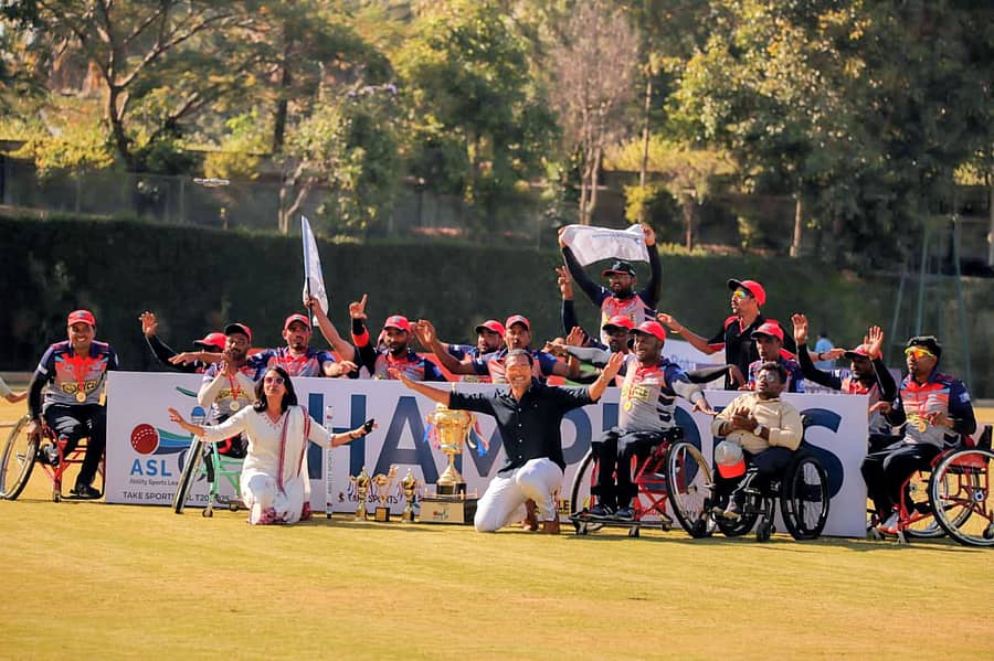 ಪ್ರಶಸ್ತಿ ಜಯಿಸಿದ ಬೆಂಗಳೂರು ಈಗಲ್ಸ್ ತಂಡದ ಆಟಗಾರರು ಮತ್ತು ನೆರವು ಸಿಬ್ಬಂದಿ ಟ್ರೋಫಿಯೊಂದಿಗೆ ಸಂಭ್ರಮಿಸಿದರು