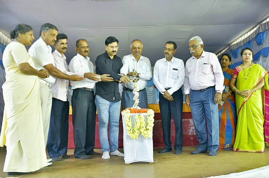 ಸುಂಟಿಕೊಪ್ಪ ಸಮೀಪದ ಕೊಡಗನಹಳ್ಳಿಯ ಸುಂಟಿಕೊಪ್ಪ ನಾಡು ಪ್ರೌಢಶಾಲೆಯ ಶಾಲಾ ವಾರ್ಷಿಕೋತ್ಸವ ಸಮಾರಂಭವನ್ನು ಸಮಾಜ ಸೇವಕ ಹರಪಲ್ಲಿ ರವೀಂದ್ರ ಉದ್ಘಾಟಿಸಿದರು..