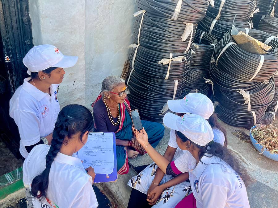 ಕೆಎಲ್ಇ ಸಂಸ್ಥೆಯ ಕಲಾ ಮತ್ತು ವಾಣಿಜ್ಯ ಮಹಾವಿದ್ಯಾಲಯದ ಕನ್ನಡ ವಿಭಾಗದ ವಿದ್ಯಾರ್ಥಿಗಳು ಹೊಂಬಳ ಗ್ರಾಮದ ಮನೆಗಳಿಗೆ ಭೇಟಿ ನೀಡಿ ಜನಪದ ಕಥೆ, ಕಾವ್ಯ, ಒಗಟು, ಒಡಪು, ರಿವಾಯತ್ ಪದ, ಸೋಬಾನೆ ಪದ ನಾಣ್ಣುಡಿಗಳನ್ನು ಗ್ರಾಮಸ್ಥರಿಂದ ಸಂಗ್ರಹಿಸಿದರು.