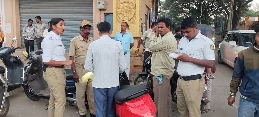 ಚಿಕ್ಕಬಳ್ಳಾಪುರದ ಬಿಬಿ ರಸ್ತೆಯಲ್ಲಿ ಕಾರ್ಯಾಚರಣೆಯಲ್ಲಿ ತೊಡಗಿರುವ ಪಿಎಸ್ಐ ವಿದ್ಯಾಶ್ರೀ ಹಾಗೂ ಸಿಬ್ಬಂದಿ