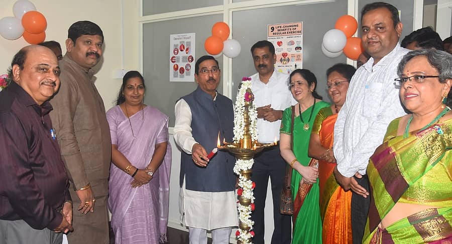 ಹುಬ್ಬಳ್ಳಿಯ ಚಿಟಗುಪ್ಪಿ ಆಸ್ಪತ್ರೆಯ ಮೊದಲನೇ ಮಹಡಿಯಲ್ಲಿ ಬುಧವಾರ ಸಿಜಿಎಚ್ಎಸ್ ಪ್ರಾದೇಶಿಕ ಸ್ವಾಸ್ಥ್ಯ ಕೇಂದ್ರವನ್ನು ಕೇಂದ್ರ ಸಚಿವ ಪ್ರಲ್ಹಾದ ಜೋಶಿ ಉದ್ಘಾಟಿಸಿದರು
–ಪ್ರಜಾವಾಣಿ ಚಿತ್ರ