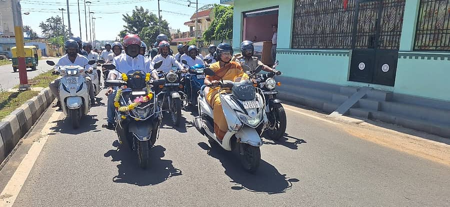 ಹೆಲ್ಮೆಟ್ ಧರಿಸುವುದರ ಬಗ್ಗೆ ಅರಿವು ಮೂಡಿಸಲು ಶಾಸಕಿ ಎಂ.ರೂಪಕಲಾ ಶನಿವಾರ ಕೆಜಿಎಫ್ ನಗರದ ಪ್ರಮುಖ ಬೀದಿಗಳಲ್ಲಿ ತಮ್ಮ ಬೆಂಬಲಿಗರೊಂದಿಗೆ ಬೈಕ್ ಜಾಥಾ ನಡೆಸಿದರು