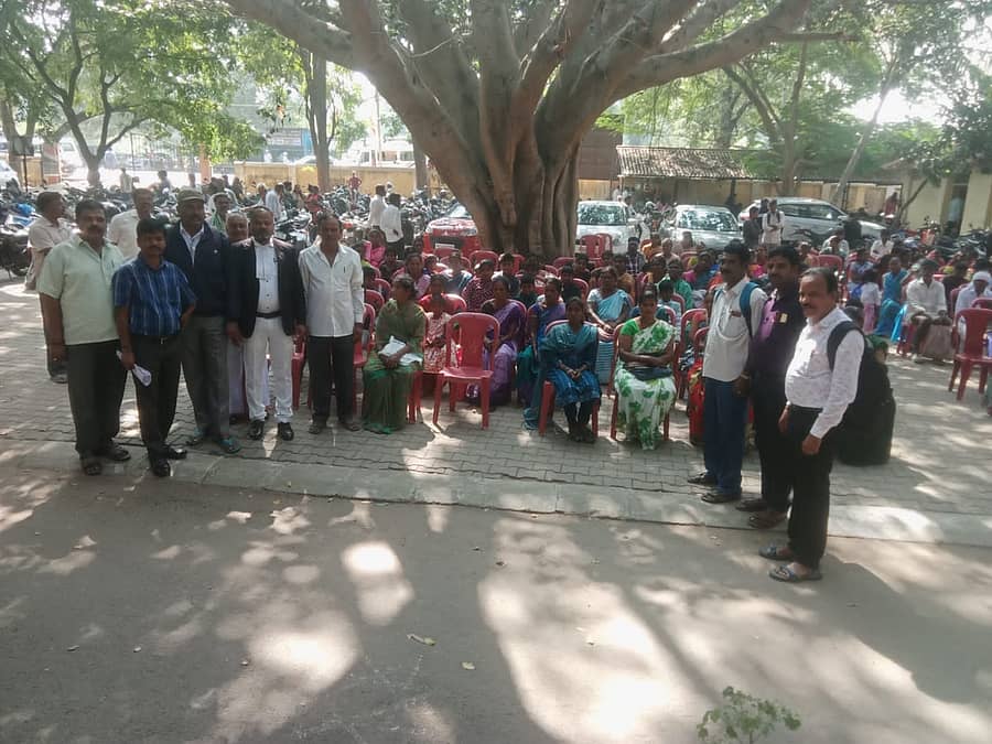 ಕೊಳ್ಳೇಗಾಲ ಇಲ್ಲಿನ ಜೆಎಂಎಫ್ಸಿ ನ್ಯಾಯಾಲದಲ್ಲಿ ಶನಿವಾರ ನಡೆದ ರಾಷ್ಟೀಯ ಲೋಕ ಅದಾಲತ್ ಕಾರ್ಯಕ್ರಮದಲ್ಲಿ ಹನೂರು ಹಾಗೂ ಕೊಳ್ಳೇಗಾಲ ತಾಲ್ಲೂಕಿನಲ್ಲಿ ಇರುವ 10 ಬುಡಕಟ್ಟು ಆಶ್ರಮ ಶಾಲೆಯಲ್ಲಿ ಆಧಾರ್ ಕಾರ್ಡ್ ವಂಚಿತ 140 ಮಕ್ಕಳಿಗೆ ಜನನ ಪ್ರಮಾಣ ಪತ್ರ ನೀಡುವ ಪ್ರಕ್ರಿಯೆ ಯಶಸ್ವಿಯಾಯಿತು.