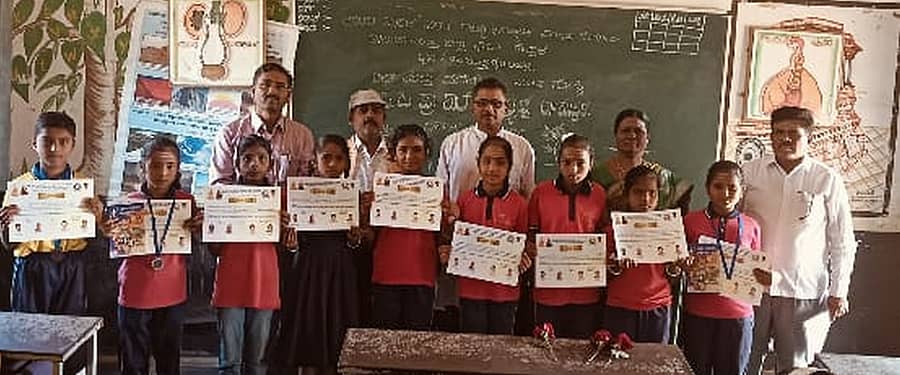 ಕೊಪ್ಪಳ ತಾಲ್ಲೂಕಿನ ಯತ್ನಟ್ಟಿ ಗ್ರಾಮದಲ್ಲಿ ನಡೆದ ವಚನ ವಾಚನ ಕಾರ್ಯಕ್ರಮ ಪ್ರಶಸ್ತಿ ಪಡೆದ ವಿದ್ಯಾರ್ಥಿಗಳನ್ನು ಅಭಿನಂದಿಸಲಾಯಿತು