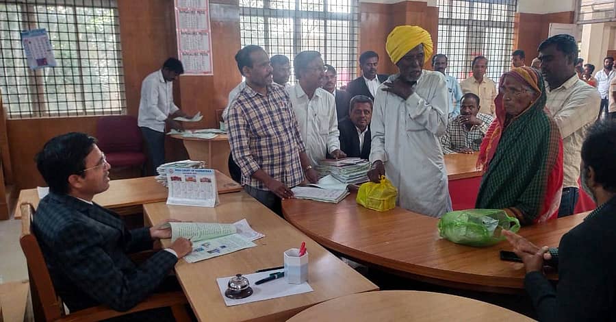 ಮುದ್ದೇಬಿಹಾಳ ಪಟ್ಟಣದ ನ್ಯಾಯಾಲಯದ ಸಂಕೀರ್ಣದಲ್ಲಿ ಶನಿವಾರ ತಾಲ್ಲೂಕು ಕಾನೂನು ಸೇವಾ ಸಮಿತಿ ವತಿಯಿಂದ ರಾಷ್ಟ್ರೀಯ ಲೋಕ ಅದಾಲತನಲ್ಲಿ ಸಿವಿಲ್ ನ್ಯಾಯಾಧೀಶ ರಾಮಮೂರ್ತಿ ಎನ್. ಅವರು ಕಕ್ಷಿದಾರರೊಂದಿಗೆ ಸಮಾಲೋಚನೆ ನಡೆಸಿದರು