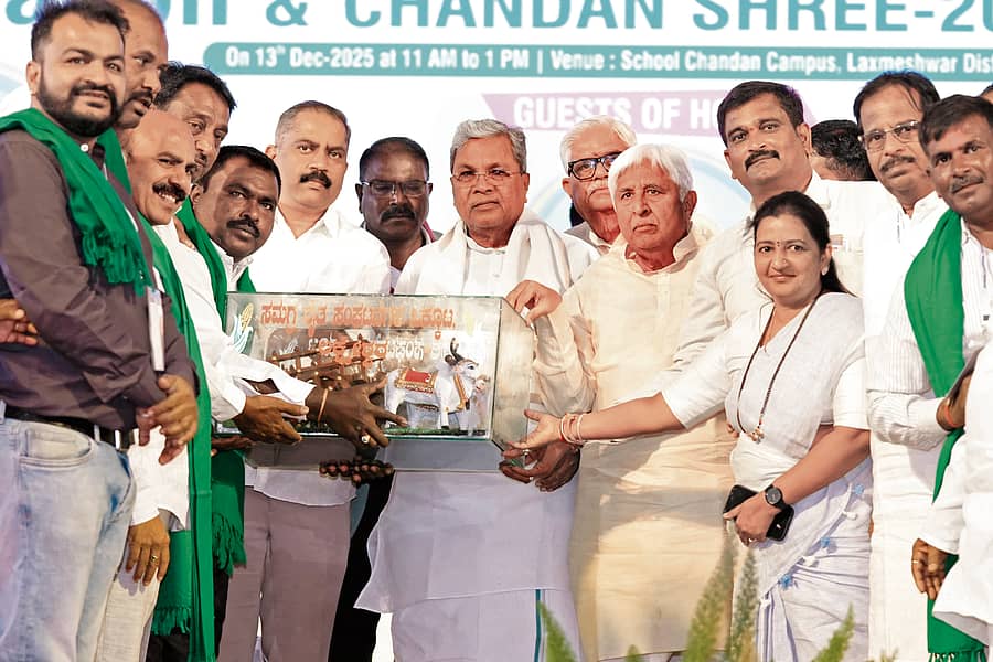 ಮೆಕ್ಕೆಜೋಳದ ಬೆಂಬಲ ಬೆಲೆ ಖರೀದಿ ಕೇಂದ್ರ ತೆರೆಯಲು ಆದೇಶ ನೀಡಿದ ಮುಖ್ಯಮಂತ್ರಿ ಸಿದ್ಧರಾಮಯ್ಯ ಅವರನ್ನು ಶನಿವಾರ ಲಕ್ಷ್ಮೇಶ್ವರದಲ್ಲಿ ತಾಲ್ಲೂಕು ಸಮಗ್ರ ರೈತಪರ ಹೋರಾಟ ವೇದಿಕೆ ರೈತರು ಸನ್ಮಾನಿಸಿದರು.