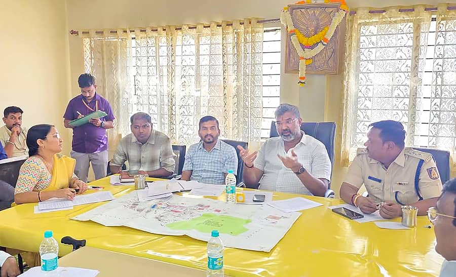 ಯಲ್ಲಮ್ಮ ದೇವಸ್ಥಾನದಲ್ಲಿ ನಡೆದ ಜಾತ್ರೆ ಪೂರ್ವಭಾವಿ ಸಭೆಯಲ್ಲಿ ಶಾಸಕ ವಿಶ್ವಾಸ ವೈದ್ಯ ಮಾತನಾಡಿದರು