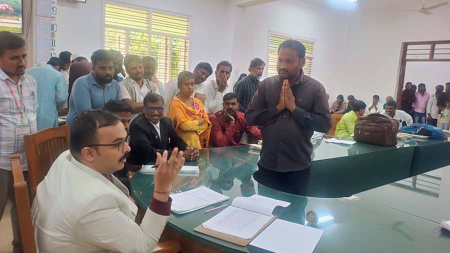 ಜಗಳೂರಿನ ಸಿವಿಲ್ ಮತ್ತು ಜೆ.ಎಂ.ಎಫ್.ಸಿ. ನ್ಯಾಯಾಲಯದಲ್ಲಿ ಶನಿವಾರ ನಡೆದ ಮೆಗಾ ಲೋಕ ಅದಾಲತ್ನಲ್ಲಿ ನ್ಯಾಯಾಧೀಶ ಆರ್. ಚೇತನ್, ವಕೀಲರ ಸಂಘದ ಅಧ್ಯಕ್ಷ ಮರೇನಹಳ್ಳಿ ಬಸವರಾಜ್, ವಕೀಲರು ಮತ್ತು ಕಕ್ಷಿದಾರರು ಭಾಗವಹಿಸಿದ್ದರು.