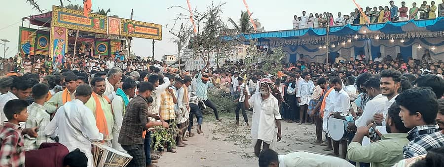 ಕೊಪ್ಪಳ ತಾಲ್ಲೂಕಿನ ಅಬ್ಬಿಗೇರಿ ಗ್ರಾಮದ ಮಾರುತೇಶ್ವರ ಜಾತ್ರಾ ಮಹೋತ್ಸವ ಅಂಗವಾಗಿ ಶನಿವಾರ ಮುಳ್ಳಿನ ಮೇಲೆ ನಡೆದ ಭಕ್ತರು