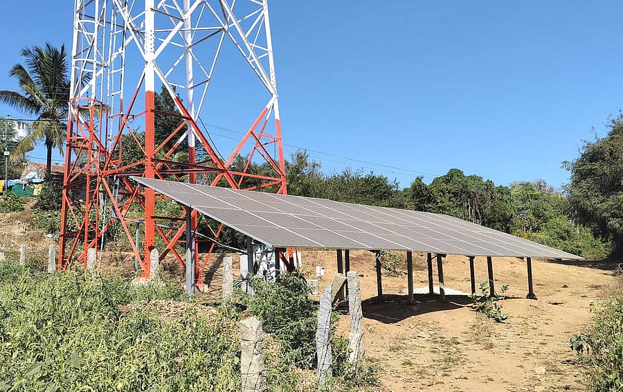 ಬಸವಾಪಟ್ಟಣ ಸಮೀಪದ ನಿಲೋಗಲ್ನಲ್ಲಿ ಬಿಎಸ್ಎನ್ಎಲ್ ನಿರ್ಮಿಸಿರುವ ಸೋಲಾರ್ ಆಧಾರಿತ ಟೆಲಿಫೋನ್ ಗೋಪುರದ ಪ್ಯಾನಲ್ಗ ಹಾಳಾಗಿರುವುದು