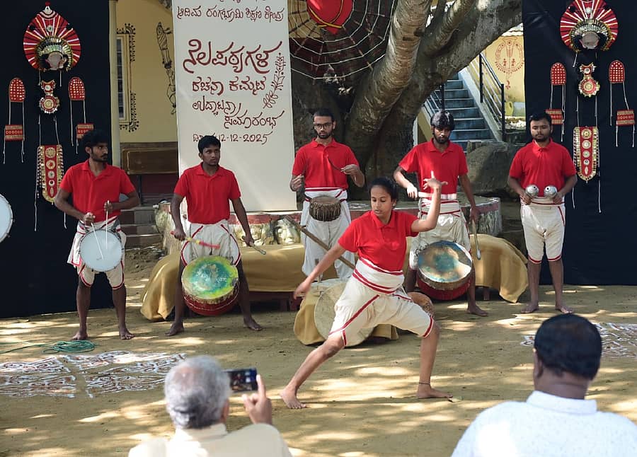 ಕೋಲಾರದ ಆದಿಮ ರಂಗಭೂಮಿ ಶಿಕ್ಷಣ ಕೇಂದ್ರದ ವಿದ್ಯಾರ್ಥಿಗಳು ತಮಟೆ ವಾದನ ಪ್ರದರ್ಶಿಸಿದರು