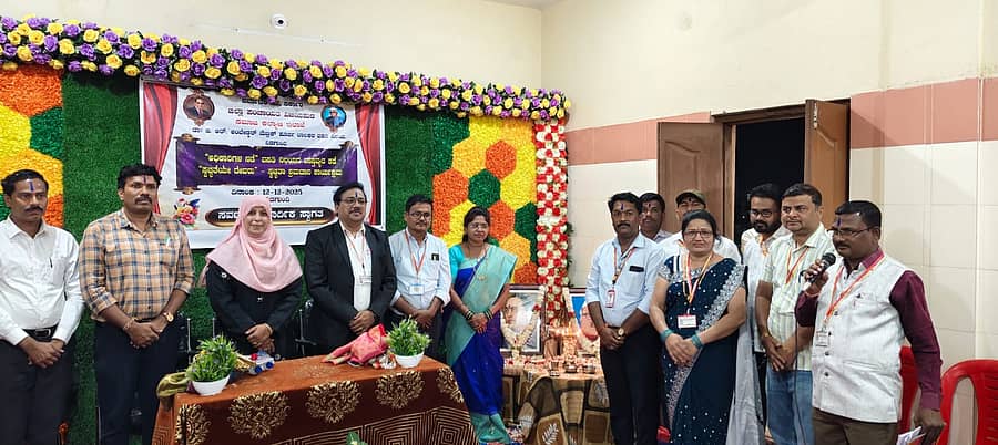 ನಿಡಗುಂದಿ ಪಟ್ಟಣದ ಸಮಾಜ ಕಲ್ಯಾಣ ಇಲಾಖೆಯ ಬಿ.ಆರ್. ಅಂಬೇಡ್ಕರ್ ಸರ್ಕಾರಿ ಮೆಟ್ರಿಕ್ ಪೂರ್ವ ಬಾಲಕರ ವಿದ್ಯಾರ್ಥಿ ನಿಲಯದಲ್ಲಿ ನಡೆದ ‘ಅಧಿಕಾರಿಗಳ ನಡೆ ವಸತಿ ನಿಲಯದ ಕಡೆ’ ಕಾರ್ಯಕ್ರಮದಲ್ಲಿ ಗಣ್ಯರು ಪಾಲ್ಗೊಂಡಿದ್ದರು