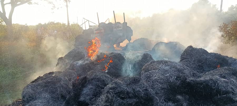ಹಿರೇಕೆರೂರು ತಾಲ್ಲೂಕಿನ ಚಿಕ್ಕೆರೂರ ಗ್ರಾಮದಲ್ಲಿ ಶುಕ್ರವಾರ ಹೊತ್ತಿ ಉರಿದ ಟ್ರ್ಯಾಕ್ಟರ್, ಮೇವು