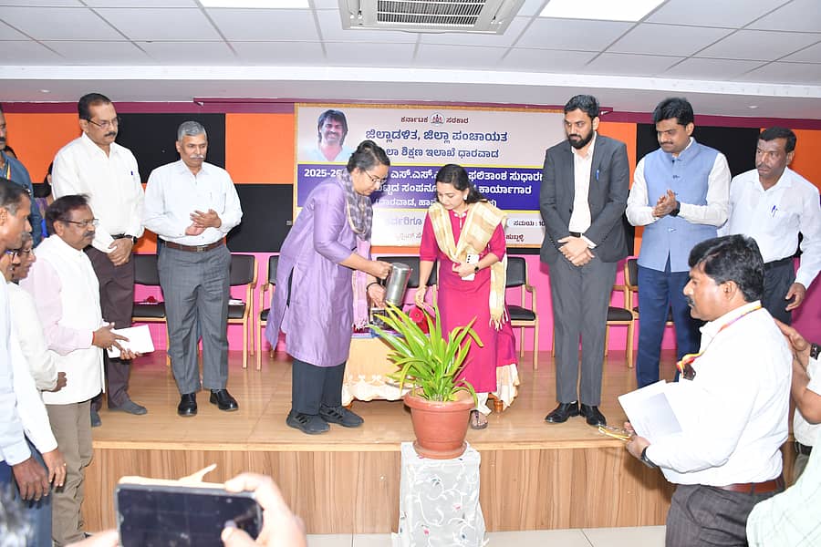 ಹುಬ್ಬಳ್ಳಿಯ ದೇಶಪಾಂಡೆ ಫೌಂಡೇಷನ್ ಸಭಾಭವನದಲ್ಲಿ ಶನಿವಾರ ಆಯೋಜಿಸಿದ್ದ ತರಬೇತಿ ಕಾರ್ಯಾಗಾರವನ್ನು ಗಣ್ಯರು ಉದ್ಘಾಟಿಸಿದರು