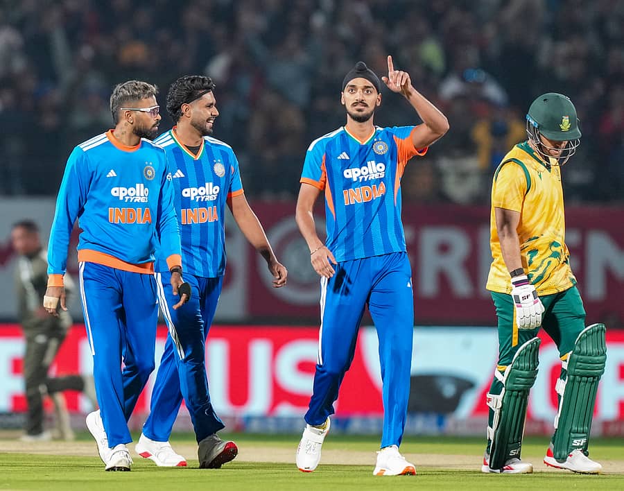 <div class="paragraphs"><p>ಭಾರತ ತಂಡದ ವೇಗದ ಬೌಲರ್ಗಳಾದ ಹಾರ್ದಿಕ್ ಪಾಂಡ್ಯ, ಹರ್ಷಿತ್ ರಾಣಾ ಮತ್ತು ಅರ್ಷದೀಪ್ ಸಿಂಗ್ ಸಂಭ್ರಮ –</p></div>