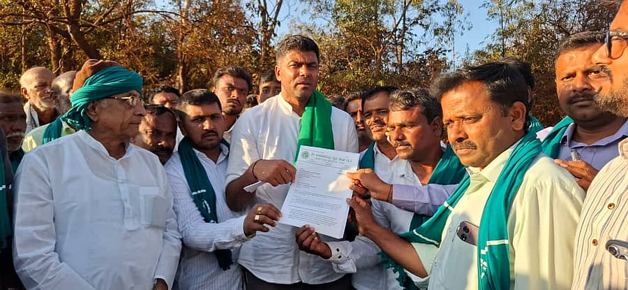 ಗಣಿಗಾರಿಕೆ ಲಾರಿಗಳ ಸಂಚಾರ ನಿರ್ಬಂಧಿಸುವ ಹೋರಾಟಕ್ಕೆ ಮುಂದಾಗಬೇಕು ಎಂದು ಕೋರಿ ಶಾಸಕ ದರ್ಶನ್ ಪುಟ್ಟಣ್ಣಯ್ಯ ಅವರಿಗೆ ರೈತ ಸಂಘದ ಪ್ರತಿನಿಧಿಗಳು ಮನವಿ ಸಲ್ಲಿಸಿದರು