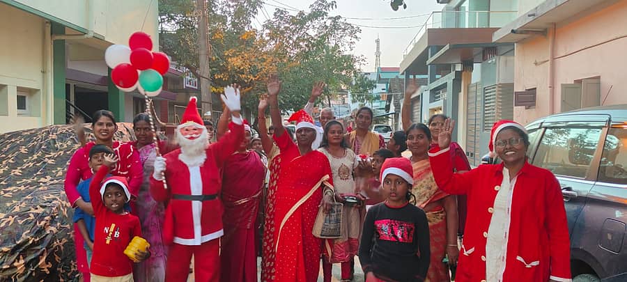 <div class="paragraphs"><p>ಭದ್ರಾವತಿ : ಹಳೇ ನಗರ ಗಾಂಧಿನಗರದ ವೇಳಾಂಗಣಿ ಆರೋಗ್ಯ ಮಾತೆ ದೇವಾಲಯದ ವತಿಯಿಂದ ಭಾನುವಾರ ದೇವಮಾತೆ ವಾರ್ಡಿನ ಸದಸ್ಯರು ಕ್ರಿಸ್ಮಸ್ ಹಬ್ಬದ ಪ್ರಯುಕ್ತ ನಗರದ ಮುಖ್ಯ ಬೀದಿಗಳಲ್ಲಿ ಕ್ರಿಸ್ಮಸ್ ಕ್ಯಾರಲ್ಸ್ ಗೀತೆಗಳನ್ನು ಹಾಡುತ್ತಾ ಮನೆ - ಮನೆಗಳಿಗೆ ಸಾಗಿ ಕ್ರಿಸ್ಮಸ್ ಹಬ್ಬದ ಶುಭಾಶಯಗಳು ಕೋರಲಾಯಿತು . </p></div>