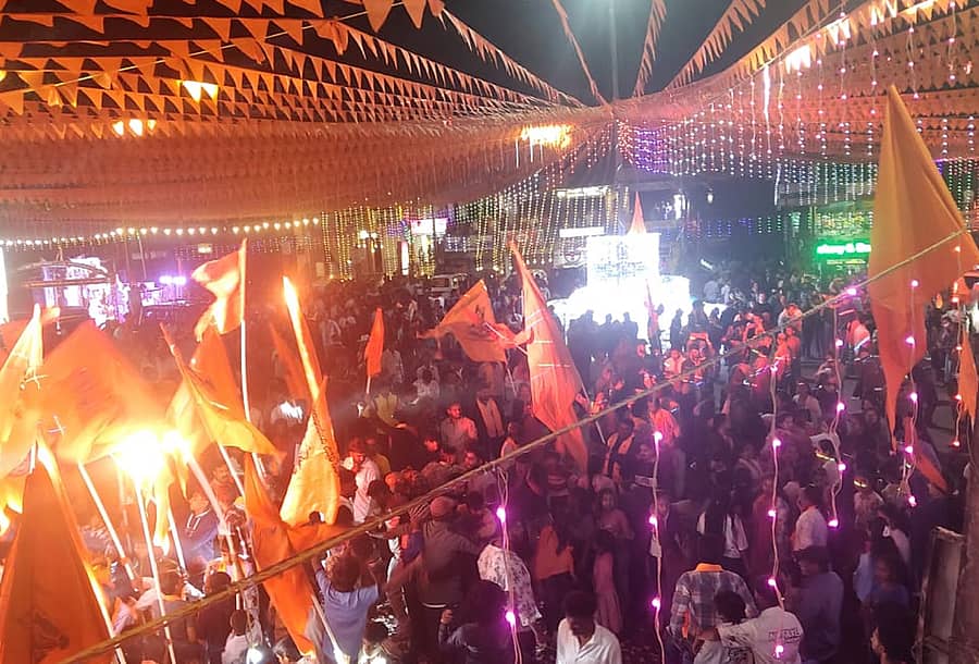 ಶನಿವಾರಸಂತೆ ಪಟ್ಟಣದಲ್ಲಿ ಭಾನುವಾರ ರಾತ್ರಿ ವಿಜೃಂಭಂಣೆಯಿಂದ ಹನುಮ ಜಯಂತಿ ಮೆರವಣಿಗೆ ನಡೆಯಿತು