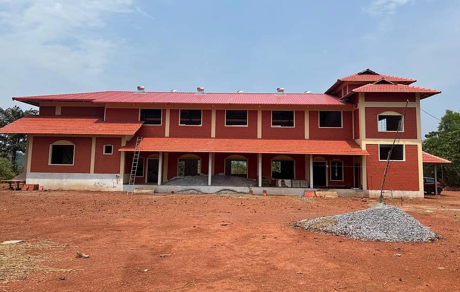 <div class="paragraphs"><p>ಕೇರಳದ ಕಾಸರಗೋಡಿನ ಕಲ್ಲಕಳಿಯ ಬತ್ತೇರಿಯಲ್ಲಿ ನಿರ್ಮಿಸುತ್ತಿರುವ ಕಯ್ಯಾರ ಕಿಞಣ್ಣ ರೈ ಸಾಂಸ್ಕೃತಿಕ ಭವನ ಪೂರ್ಣಗೊಳ್ಳದಿರುವುದು</p></div>