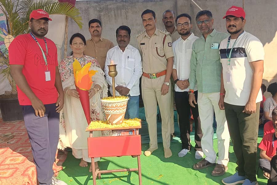 ಯಾದಗಿರಿ ನಗರದ ಖಂಡೇಲ್ವಾಲ್ ಶಾಲೆಯಲ್ಲಿ ಶನಿವಾರ ಶಾಲಾ ವಾರ್ಷಿಕ ಕ್ರೀಡಾ ಕಾರ್ಯಕ್ರಮಕ್ಕೆ ಚಾಲನೆ ನೀಡಿದ ಗಣ್ಯರು