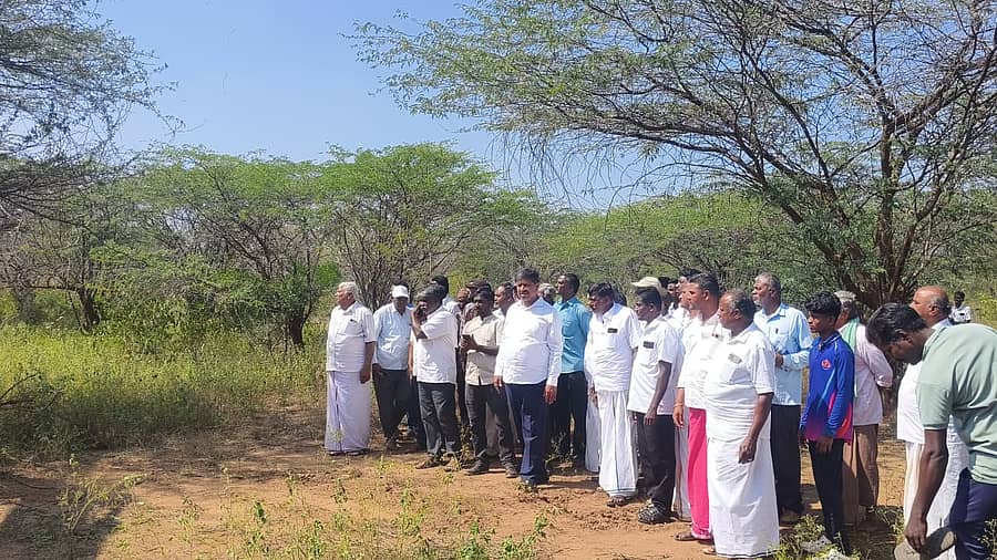 ಹನೂರು ತಾಲೂಕಿನ ಮಾರ್ಟಳ್ಳಿ ಸಮೀಪದ ಹಾಲೇರಿ ಕೆರೆಯಲ್ಲಿ. ಹೂಳು ತೆಗೆಯುವ ಕಾಮಗಾರಿಗೆ ಶಾಸಕ ಎಂ ಆರ್ ಮಂಜುನಾಥ್ ಶನಿವಾರ ಚಾಲನೆ ನೀಡಿದರು.