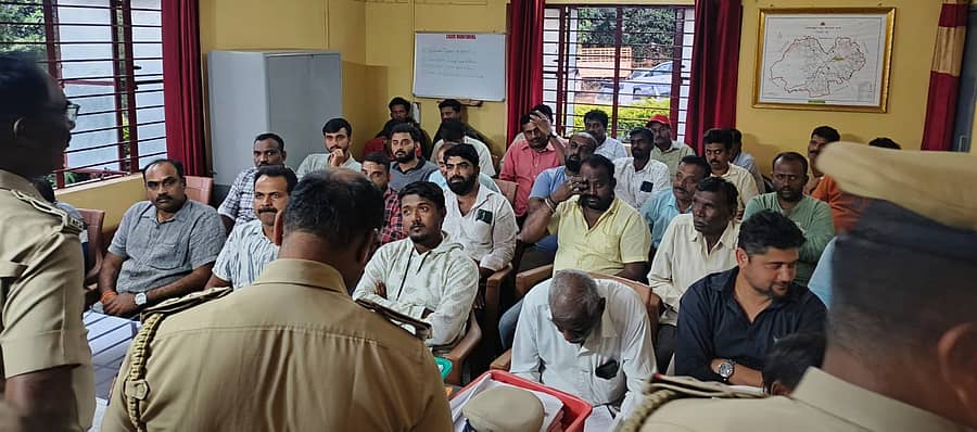 ಡಿವೈಎಸ್ಪಿ ಮಾಲತೇಶ್ ಕಾಫಿ ವ್ಯಾಪಾರಿಗಳ ಸಭೆ ನಡೆಸಿದರು