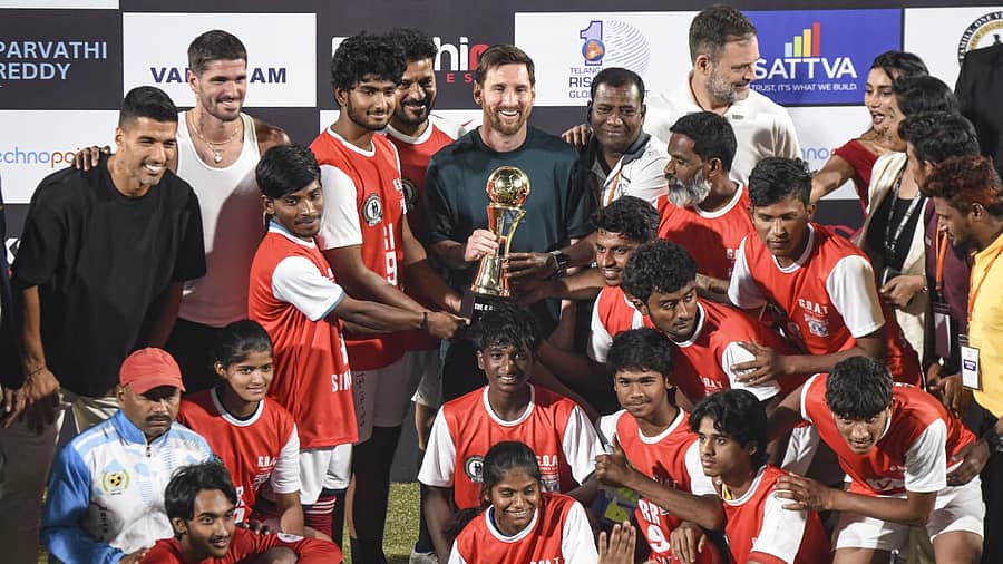 <div class="paragraphs"><p>ಲಯೊನೆಲ್ ಮೆಸ್ಸಿ, ರೊಡ್ರಿಗೊ ಡಿ ಪೌಲ್, ಲೂಯಿಸ್ ಸೂರೆಜ್ ಅವರೊಂದಿಗೆ ಫೋಟೊ ಕ್ಲಿಕ್ಕಿಸಿಕೊಂಡ ಆಟಗಾರರು. ಕಾಂಗ್ರೆಸ್ ನಾಯಕ ರಾಹುಲ್ ಗಾಂಧಿ ಹಾಗೂ ತೆಲಂಗಾಣ ಮುಖ್ಯಮಂತ್ರಿ ರೇವಂತ ರೆಡ್ಡಿ ಅವರೂ ಇದ್ದರು</p><p><br></p></div>