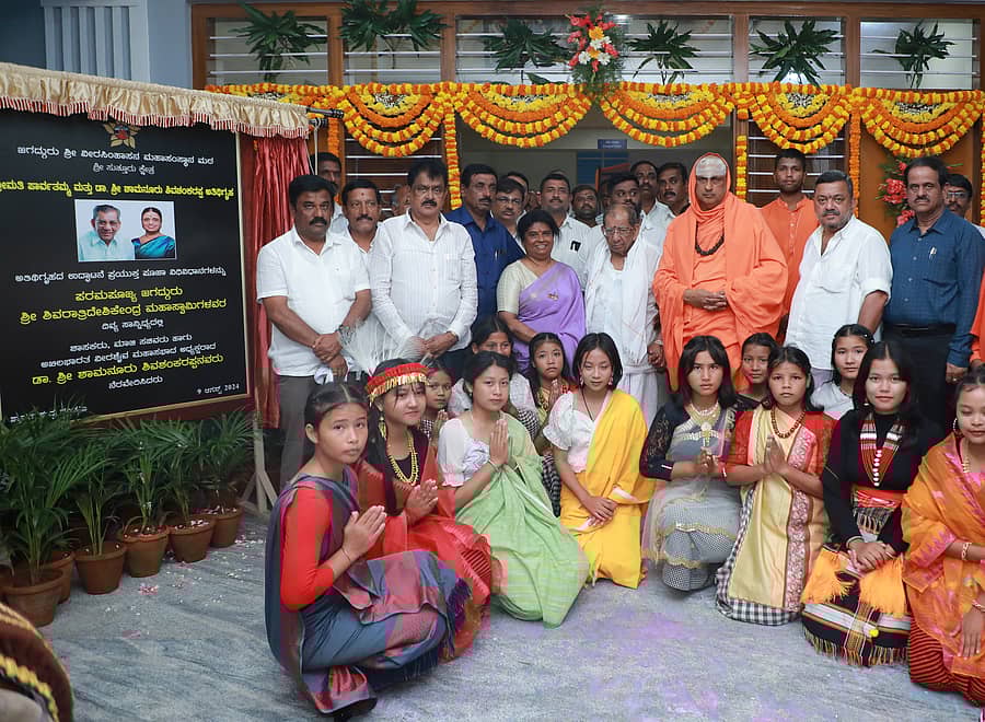 2024ರ ಆಗಸ್ಟ್ನಲ್ಲಿ ಮೈಸೂರು ಜಿಲ್ಲೆಯ ನಂಜನಗೂಡು ತಾಲ್ಲೂಕಿನ ಸುತ್ತೂರು ಮಠದಲ್ಲಿ ‘ಪಾರ್ವತಮ್ಮ ಮತ್ತು ಶಾಮನೂರು ಶಿವಶಂಕರಪ್ಪ ಅತಿಥಿಗೃಹ’ ಉದ್ಘಾಟನೆ ಕಾರ್ಯಕ್ರಮದಲ್ಲಿ ಭಾಗಿಯಾಗಿದ್ದ ಶಾಸಕ ಶಾಮನೂರು ಶಿವಶಂಕರಪ್ಪ, ಶಿವರಾತ್ರಿ ದೇಶಿಕೇಂದ್ರ ಸ್ವಾಮೀಜಿ ಹಾಗೂ ಸಚಿವ ಎಸ್.ಎಸ್. ಮಲ್ಲಿಕಾರ್ಜುನ್ (ಸಂಗ್ರಹ ಚಿತ್ರ)