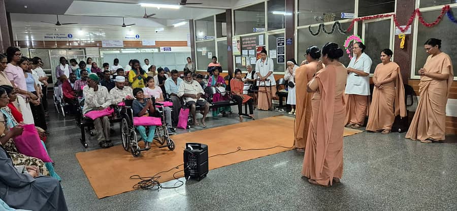 ಹಳೇ ನಗರದ ನಿರ್ಮಲ ಆಸ್ಪತ್ರೆ ಆವರಣದಲ್ಲಿ ಕ್ರಿಸ್ಮಸ್ ಹಬ್ಬದ ಪ್ರಯುಕ್ತ ಭಾನುವಾರ ಅಂಗವಿಕಲರೊಂದಿಗೆ ಕ್ರಿಸ್ಮಸ್ ಉಡುಗೊರೆಯೊಂದಿಗೆ ವಿವಿಧ ಕಾರ್ಯಕ್ರಮಗಳು ನಡೆದವು