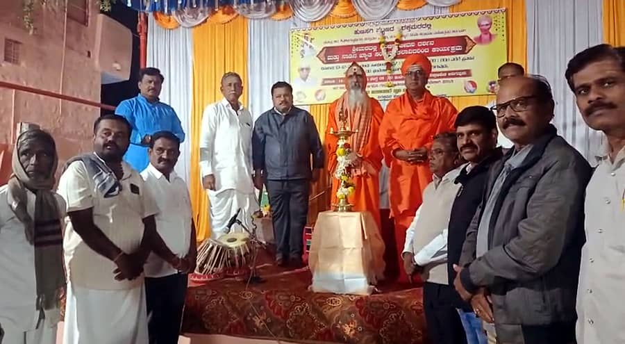 ಹುಣಸಗಿ ಪಟ್ಟಣದ ವಿರಕ್ತಮಠದಲ್ಲಿ ಹಮ್ಮಿಕೊಂಡಿದ್ದ ಶಿವಲಿಂಗಸ್ವಾಮಿಗಳ 66ನೇ ಆರಾಧನಾ ಮಹೋತ್ಸವಕ್ಕೆ ಸ್ವಾಮಿಜಿ ಗಳು ಹಾಗೂ ಗಣ್ಯರು ಚಾಲನೆ ನೀಡಿದರು