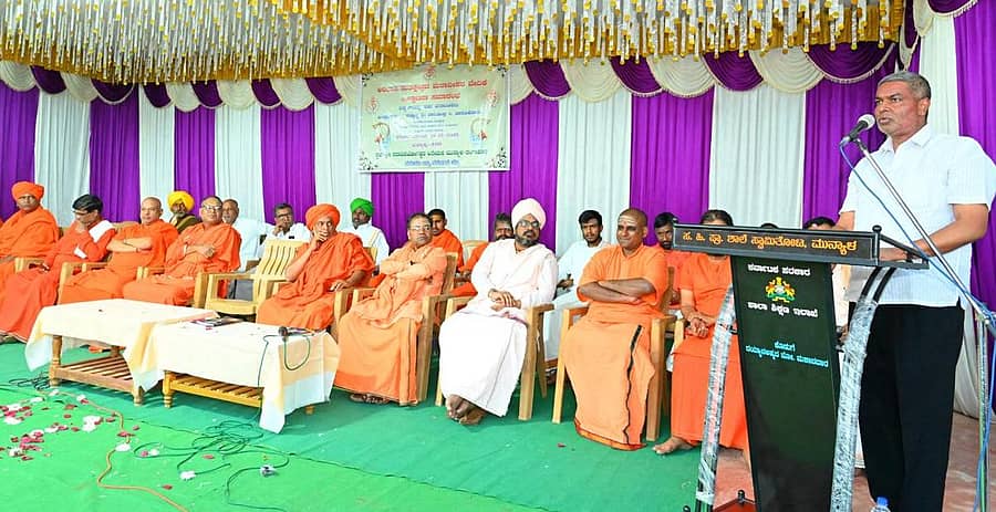 ಮೂಡಲಗಿ ತಾಲ್ಲೂಕಿನ ಮುನ್ಯಾಳ–ರಂಗಾಪುರದ ಮಠದಲ್ಲಿ ನೂತನವಾಗಿ ಅಸ್ತಿತ್ವಕ್ಕೆ ಬಂದಿರುವ ಅರಭಾವಿ ಮತಕ್ಷೇತ್ರದ ಮಠಾಧೀಶರ ವೇದಿಕೆಯನ್ನು ಶಾಸಕ ಬಾಲಚಂದ್ರ ಜಾರಕಿಹೊಳಿ ಉದ್ಘಾಟಿಸಿ ಮಾತನಾಡಿದರು