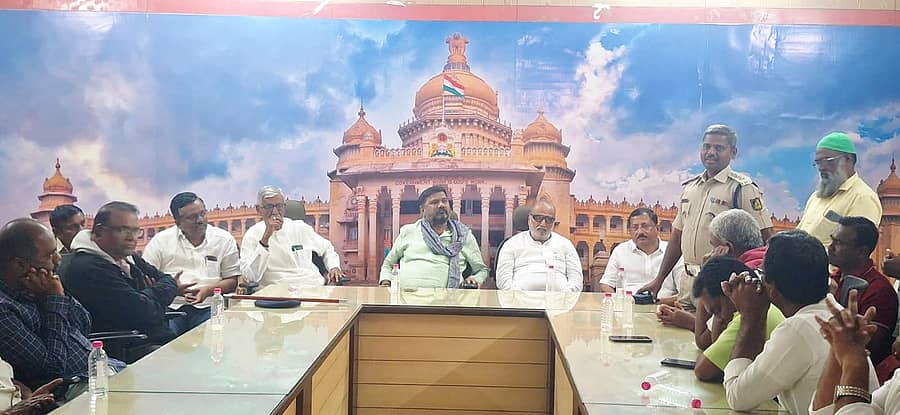 ಸಿಂಧನೂರಿನ ಸಕ್ರ್ಯೂಟ್ ಹೌಸ್ನಲ್ಲಿ ಪೆÇಲೀಸ್ ಇಲಾಖೆಯಿಂದ ಶನಿವಾರ ಸಂಜೆ ಹಮ್ಮಿಕೊಂಡಿದ್ದ ಸಾರ್ವಜನಿಕರ ಸಭೆಯಲ್ಲಿ ಡಿವೈಎಸ್ಪಿ ಚಂದ್ರಶೇಖರ ನಾಯಕ ಮಾತನಾಡಿದರು