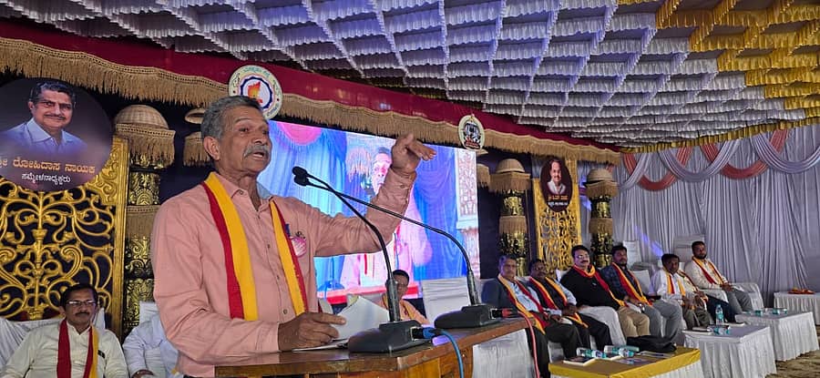 ದಾಂಡೇಲಿಯಲ್ಲಿ ನಡೆಯುತ್ತಿರುವ ಕನ್ನಡ ಸಾಹಿತ್ಯ ಸಮ್ಮೇಳನದಲ್ಲಿ ಭಾನುವಾರ ನಡೆದ ‘ಮಾತು–ಮಥನ: ಯೋಜನೆಗಳು ಮತ್ತು ಸಾಧಕ–ಬಾಧಕಗಳು’ ಗೋಷ್ಠಿಯಲ್ಲಿ ಕವಿವಿ ನಿವೃತ್ತ ಪ್ರಾಧ್ಯಾಪಕ ವಿ.ಎನ್. ನಾಯಕ ಮಾತನಾಡಿದರು