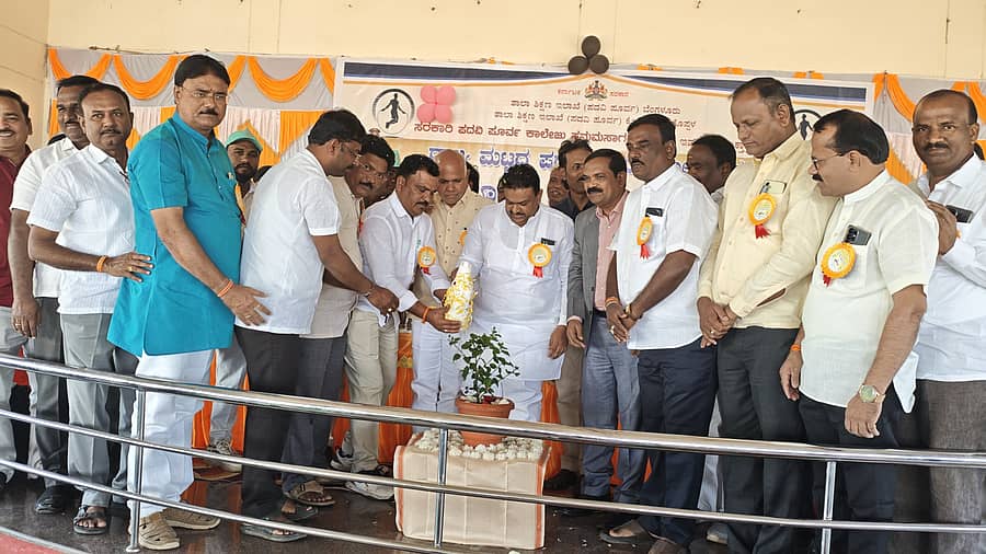 <div class="paragraphs"><p>ಹನುಮಸಾಗರದಲ್ಲಿ ನಡೆದ ರಾಜ್ಯಮಟ್ಟದ ಪದವಿಪೂರ್ವ ಕಾಲೇಜುಗಳ ಜಂಪ್ರೋಪ್ ಕ್ರೀಡಾಕೂಟವನ್ನು ವಿಧಾನಸಭೆ ವಿರೋಧ ಪಕ್ಷದ ಮುಖ್ಯ ಸಚೇತಕ ದೊಡ್ಡನಗೌಡ ಎಚ್.ಪಾಟೀಲ ಉದ್ಘಾಟಿಸಿದರು. </p></div>