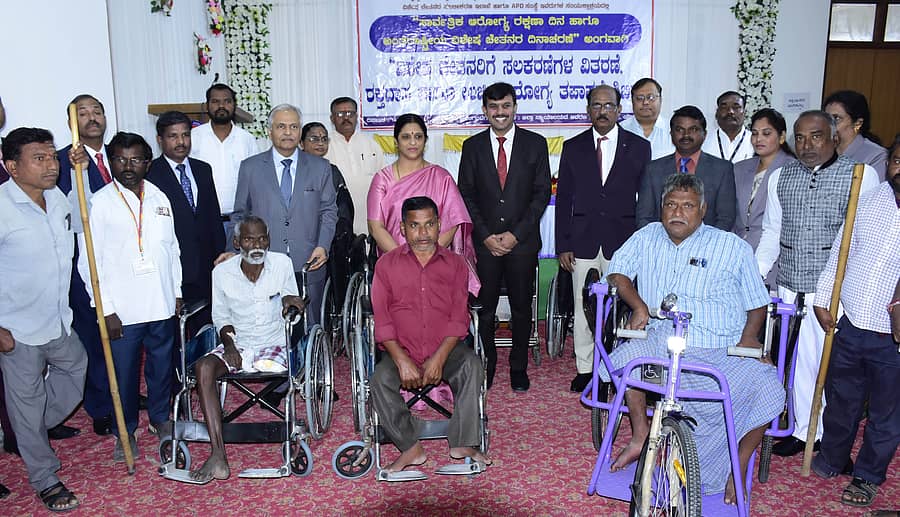 ಯಾದಗಿರಿ ನಗರದ ಜಿಲ್ಲಾ ನ್ಯಾಯಾಲಯದಲ್ಲಿ ಭಾನುವಾರ ಜರುಗಿದ ಕಾರ್ಯಕ್ರಮದಲ್ಲಿ ಅಂಗವಿಕಲರಿಗೆ ಉಪಯುಕ್ತ ಸಲಕರಣೆಗಳನ್ನು ನ್ಯಾ.ಹೇಮಲೇಖ ವಿತರಿಸಿದರು. ನ್ಯಾ.ಟಿ.ಎನ್. ದಿನೇಶಕುಮಾರ, ನ್ಯಾ.ಮರುಳಸಿದ್ಧಾರಾಧ್ಯ, ನ್ಯಾ.ಮರಿಯಪ್ಪ ಉಪಸ್ಥಿತರಿದ್ದರು