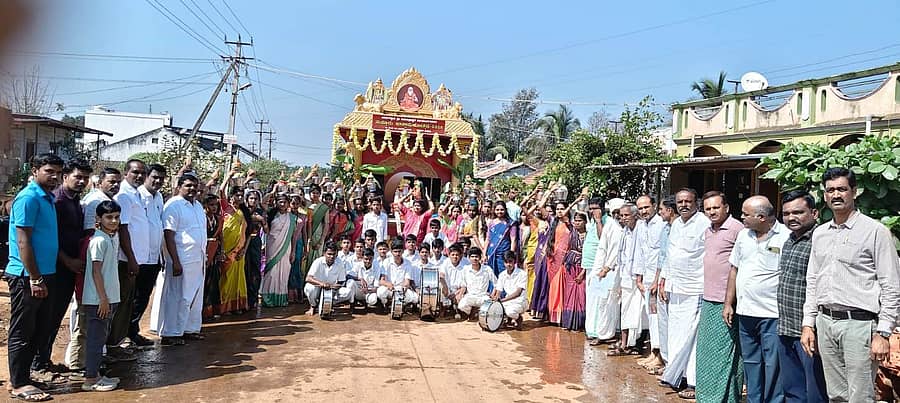 ಹೊನ್ನಾಳಿ ತಾಲ್ಲೂಕಿನ ಅರಕೆರೆಗೆ ಆಗಮಿಸಿದ ಸುತ್ತೂರು ಮಠದ ರಥಯಾತ್ರೆಯನ್ನು ಗ್ರಾಮಸ್ಥರು ಅದ್ಧೂರಿಯಾಗಿ ಸ್ವಾಗತಿಸಿದರು