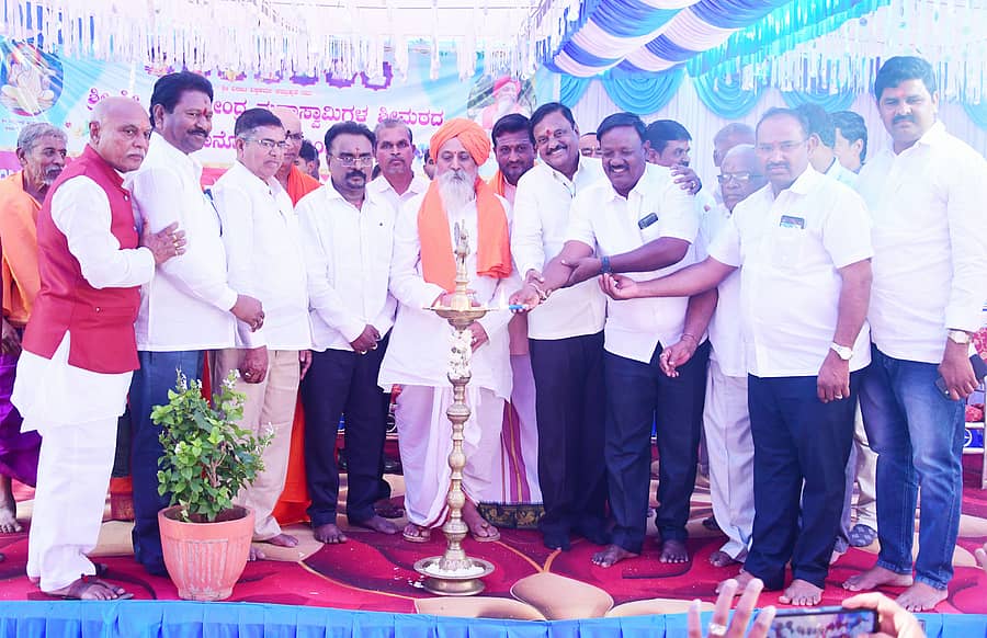 ಕೊಪ್ಪಳ ತಾಲ್ಲೂಕಿನ ಲೇಬಗೇರಿ ಗ್ರಾಮದಲ್ಲಿ ಇತ್ತೀಚೆಗೆ ನಡೆದ ಮಠದ ಶತಮಾನೋತ್ಸವ, ಸಾಮೂಹಿಕ ಉಪನಯನ ಹಾಗೂ ವಿವಾಹ ಕಾರ್ಯಕ್ರಮವನ್ನು ಸ್ವಾಮೀಜಿಗಳು, ಗಣ್ಯರು ಉದ್ಘಾಟಿಸಿದರು