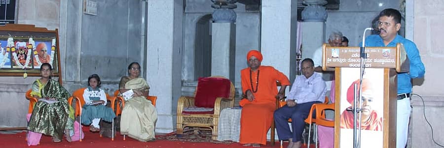 ಗದುಗಿನ ತೋಂಟದಾರ್ಯ ಮಠದಲ್ಲಿ ನಡೆದ ಶಿವಾನುಭವದಲ್ಲಿ ಕವಿ, ರಂಗಕರ್ಮಿ ಸಂತೋಷ ಅಂಗಡಿ ಮಾತನಾಡಿದರು