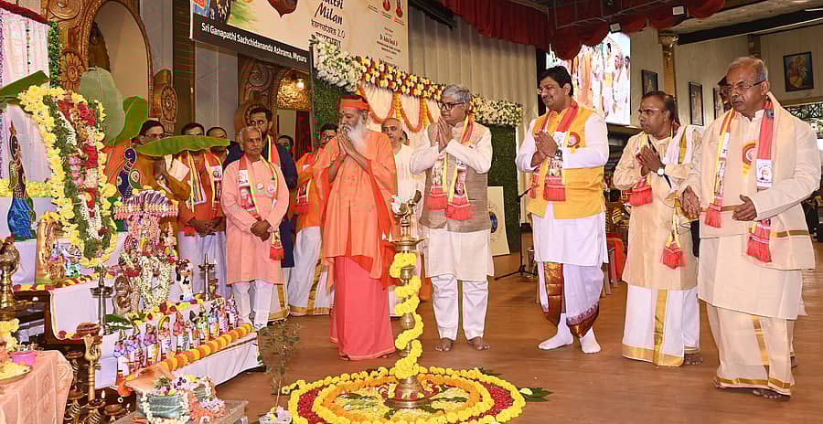 ಮೈಸೂರಿನ ಅವಧೂತ ದತ್ತಪೀಠದ ನಾದಮಂಟಪದಲ್ಲಿ ಭಾನುವಾರ ನಡೆದ ‘ಗೀತಾ ಮೈತ್ರಿ ಮಿಲನ ಕರ್ನಾಟಕ 2.0’ ಕಾರ್ಯಕ್ರಮದಲ್ಲಿ ಗಣಪತಿ ಸಚ್ಚಿದಾನಂದ ಸ್ವಾಮೀಜಿ ಪೂಜೆ ನೆರವೇರಿಸಿದರು