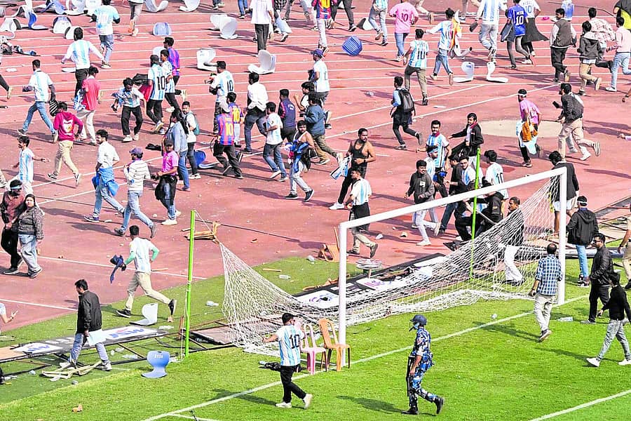 <div class="paragraphs"><p>ಫುಟ್ಬಾಲ್ ದಿಗ್ಗಜ ಲಯೊನೆಲ್ ಮೆಸ್ಸಿ ಅವರನ್ನು ನೋಡಲು ಸಾಧ್ಯವಾಗದ್ದರಿಂದ ರೊಚ್ಚಿಗೆದ್ದ ಅಭಿಮಾನಿಗಳು ಕೋಲ್ಕತ್ತದ ಸಾಲ್ಟ್ ಲೇಕ್ ಸ್ಟೇಡಿಯಂನಲ್ಲಿ ದಾಂದಲೆ ನಡೆಸಿದ್ದರು.</p></div>