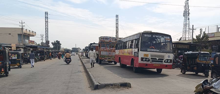 ವಾಡಿ ಸಮೀಪದ ನಾಲವಾರ ಬಳಿ ಹೆದ್ದಾರಿ ಮೇಲೆ ಬಸ್ ನಿಂತಿದ್ದು ಟ್ರಾಫಿಕ್ ಸಮಸ್ಯೆ ಉಂಟಾಗಿರುವುದು