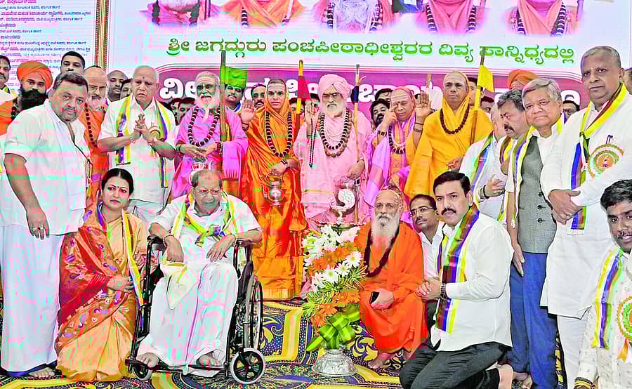 <div class="paragraphs"><p>ಅಪರೂಪದ ಸಂಗಮ.. ದಾವಣಗೆರೆಯ ರೇಣುಕಾ ಮಂದಿರದಲ್ಲಿ ನಡೆದಿದ್ದ ವೀರಶೈವ ಪೀಠಾಚಾರ್ಯರು ಹಾಗೂ ಶಿವಾಚಾರ್ಯರ ಶೃಂಗ ಸಮ್ಮೇಳನದಲ್ಲಿ ಶಾಮನೂರು ಶಿವಶಂಕರಪ್ಪ</p></div>