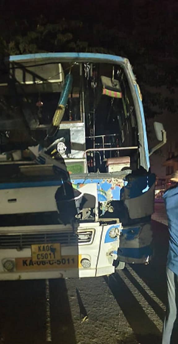 ನಜ್ಜುಗುಜ್ಜಾಗಿರುವ ಬಸ್