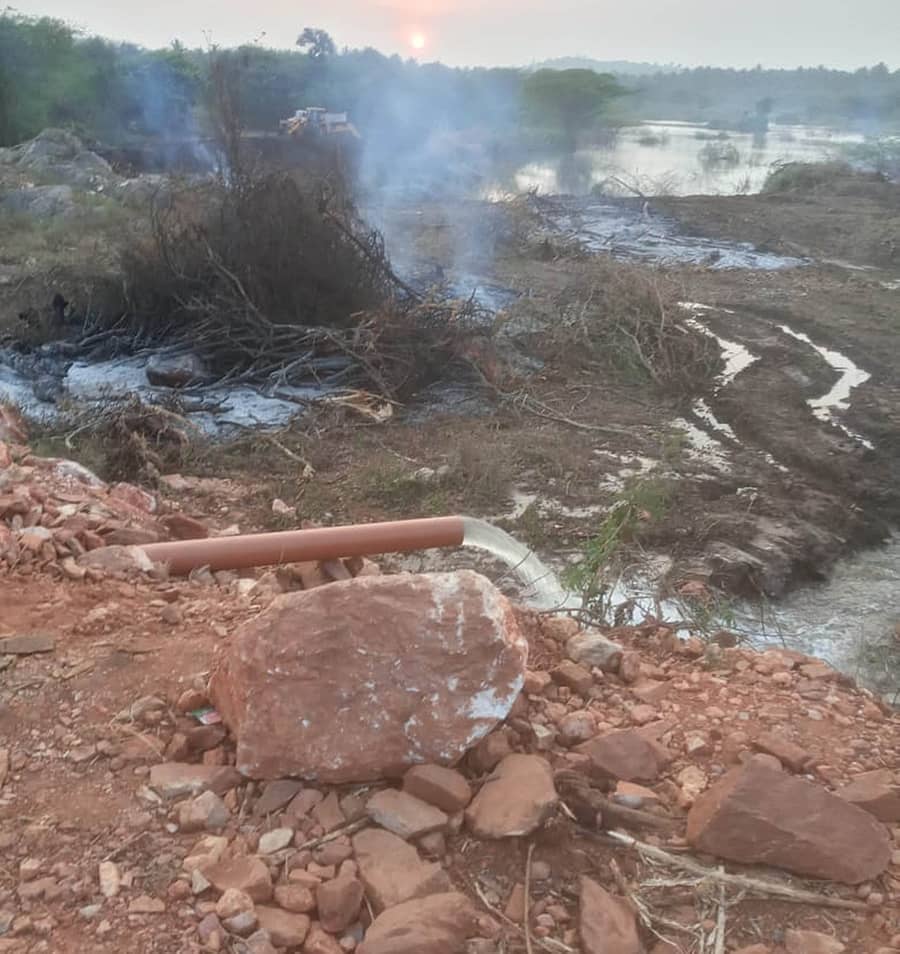 ಕಡೂರು ತಾಲ್ಲೂಕು ಎಸ್.ಬಿದರೆಯ ಕೆರೆಗೆ ಪೈಪ್ಲೈನ್ ಮೂಲಕ ಹರಿದು ಬರುತ್ತಿರುವ ನೀರು