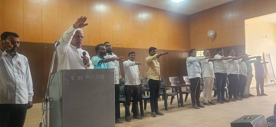 ಮಹಾಲಿಂಗಪುರದ ಕೌಜಲಗಿ ನಿಂಗಮ್ಮ ಸಾಂಸ್ಕøತಿಕ ಭವನದಲ್ಲಿ ಹಮ್ಮಿಕೊಂಡ ಆತ್ಮನಿರ್ಭರ ಭಾರತ ಸಂಕಲ್ಪ ಅಭಿಯಾನದಲ್ಲಿ ಶಾಸಕ ಸಿದ್ದು ಸವದಿ, ಇತರರು ಪ್ರತಿಜ್ಞೆ ಸ್ವೀಕರಿಸಿದರು